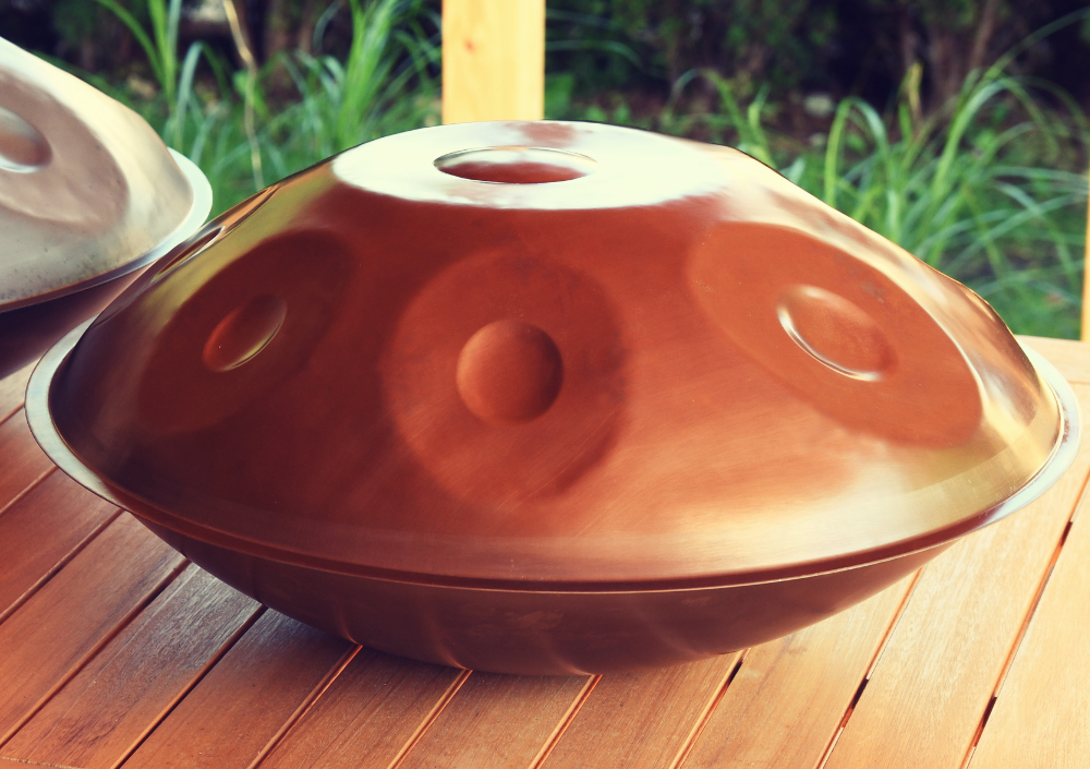 Stainless Handpan in der Stimmung D Kurt 7+1 liegt auf einem Tisch