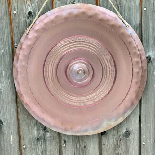 Handgefertigter roséfarbener Edelstahl Gong von Black Steel Handpan.